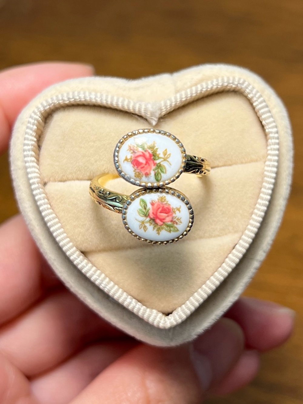 Rare Vintage Sarah Coventry Porcelain Sweet Briar Rose 1975 Adjustable Ring